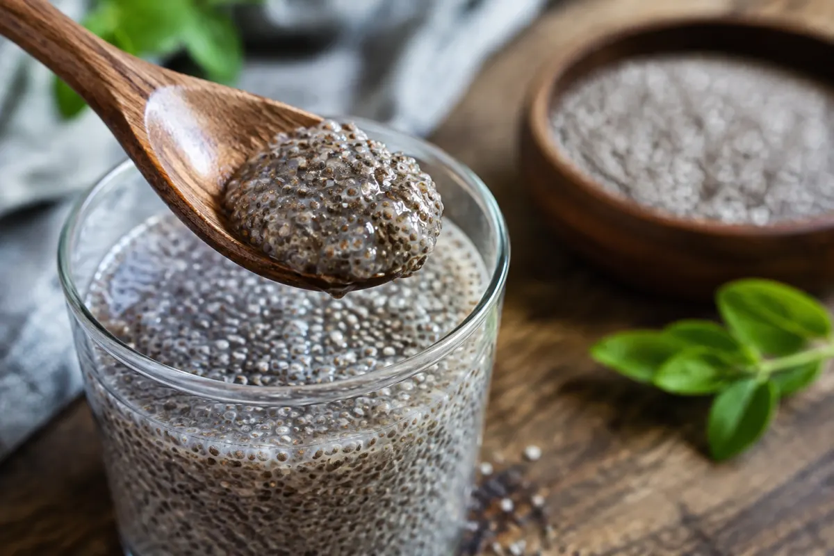 Gros plan sur la texture d un mucilage formé par des petites graines noires imbibées d eau