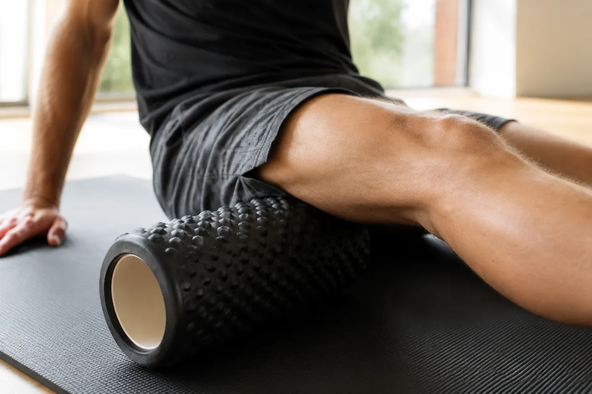 Gros plan sur les mains d un masseur appliquant une pression douce sur le tendon fessier